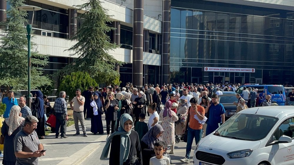 Deprem anında dağda toz bulutu oluştu