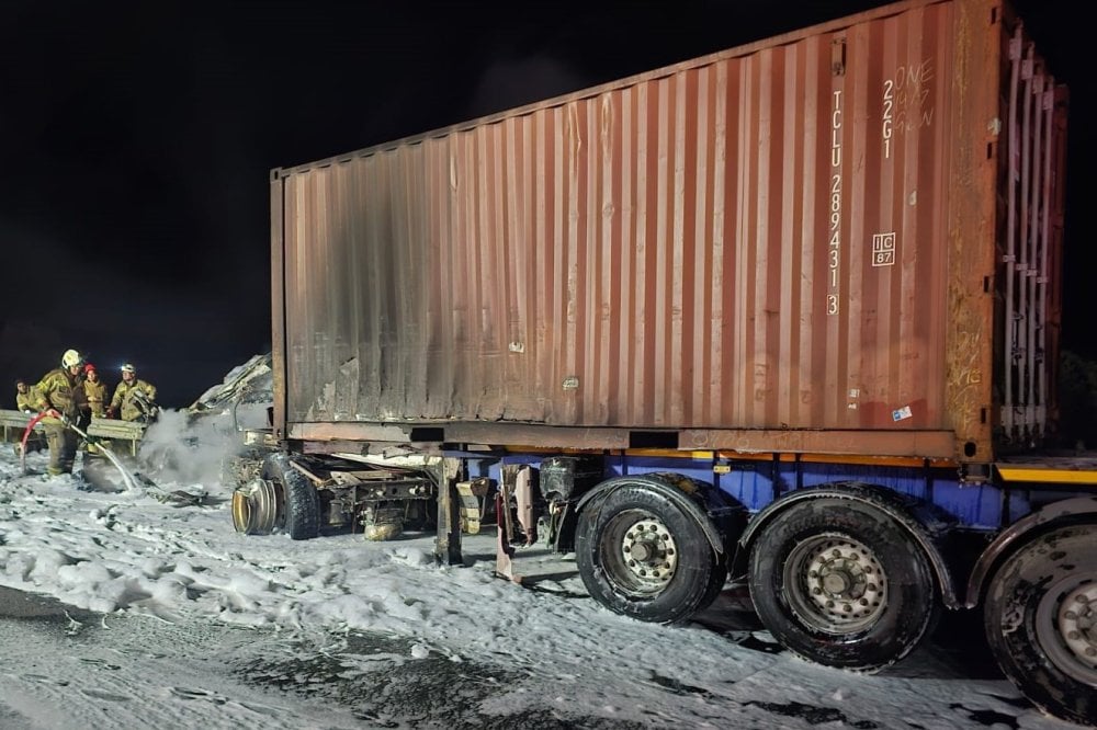 İzmir’de feci kaza: Önce ata sonra tıra çarptı, yanan araçtan sağ çıkamadı