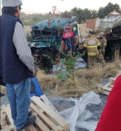 İzmir’de feci kaza: Önce ata sonra tıra çarptı, yanan araçtan sağ çıkamadı