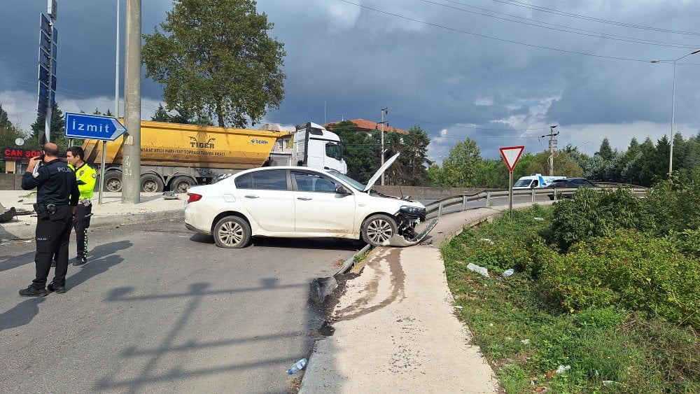 Kocaeli'nde otomobil bariyere çarptı: Yaralılar var