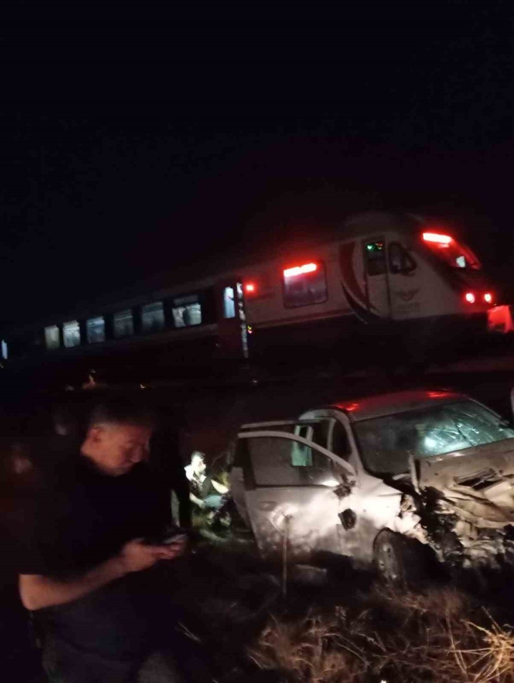 Tren işçi servisine çarptı! 5 yaralı