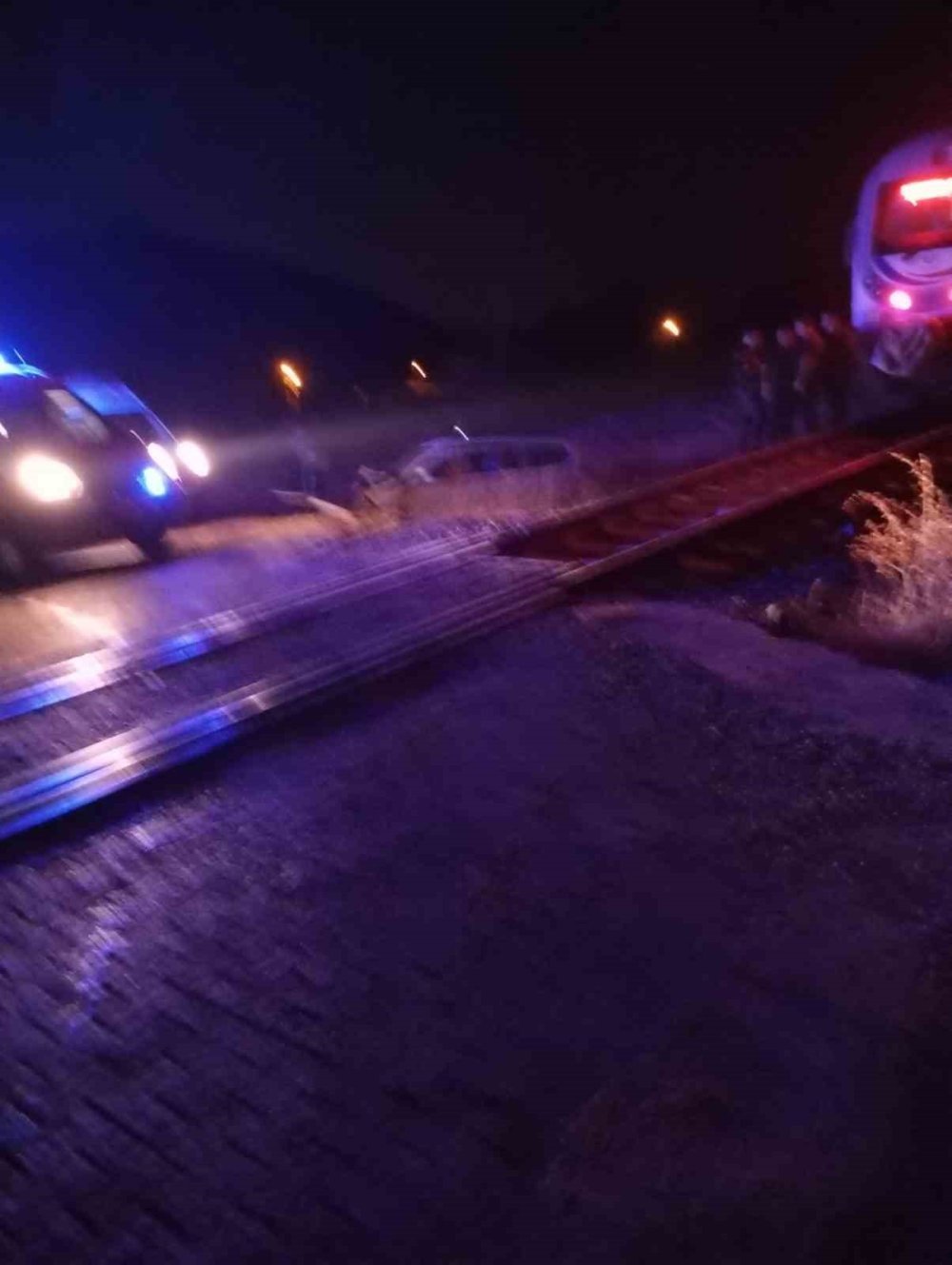 Tren işçi servisine çarptı! 5 yaralı