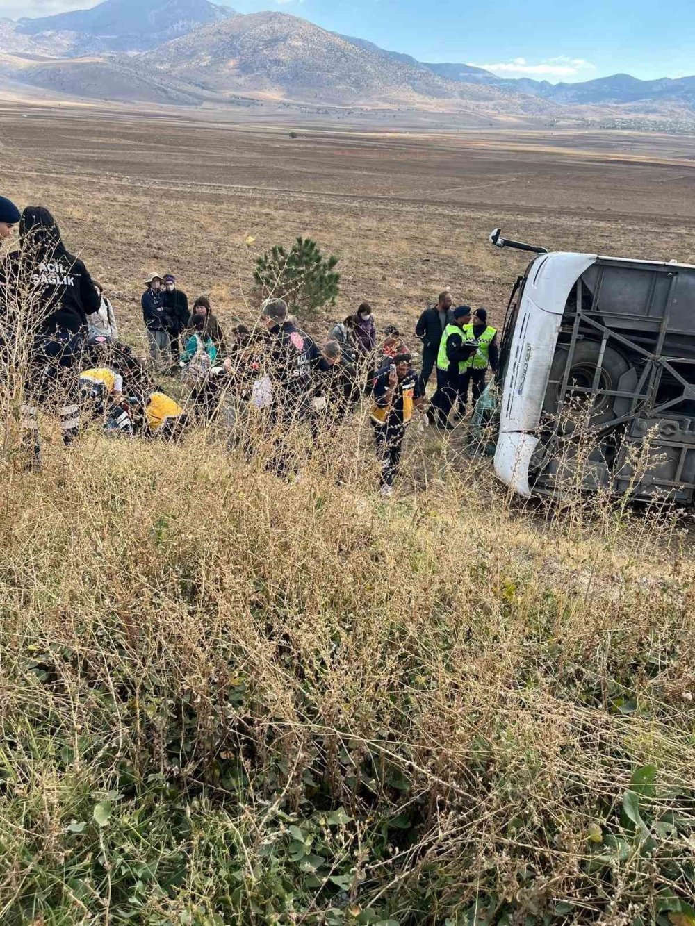 Afyonkarahisar’da turist kafilesi taşıyan otobüs devrildi: 1’i ağır 20 yaralı