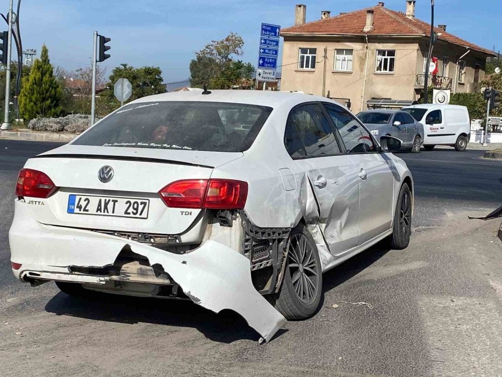 Ambulans ile otomobil çarpışmasında 1 kişi yaralandı