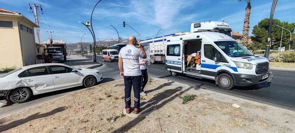 Ambulans ile otomobil çarpışmasında 1 kişi yaralandı