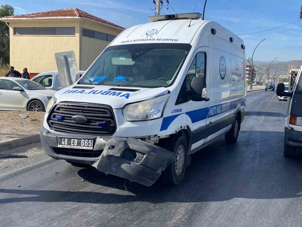 Ambulans ile otomobil çarpışmasında 1 kişi yaralandı