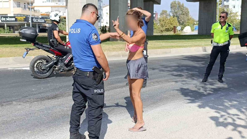 Bikini ile sokağa çıktı! Polisin zorlu imtihanı