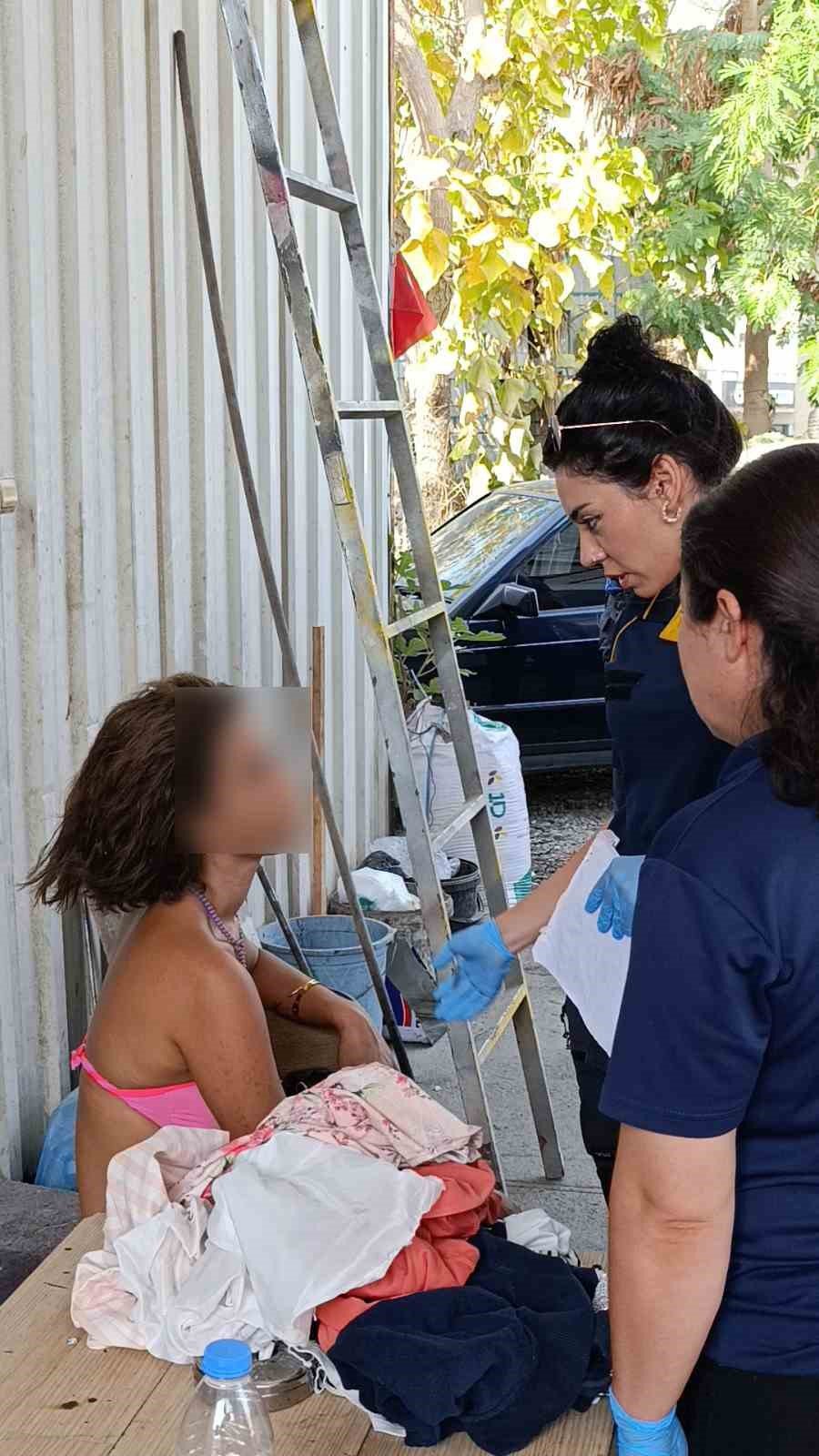 Bikini ile sokağa çıktı! Polisin zorlu imtihanı