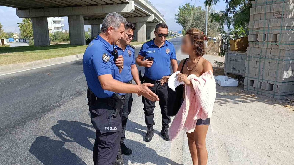 Bikini ile sokağa çıktı! Polisin zorlu imtihanı