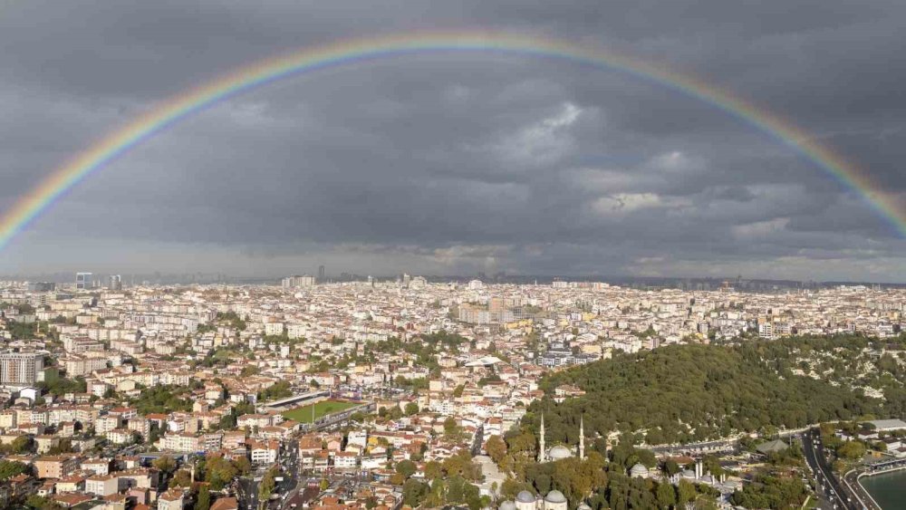 Gökkuşağından İstanbul'u selamladı