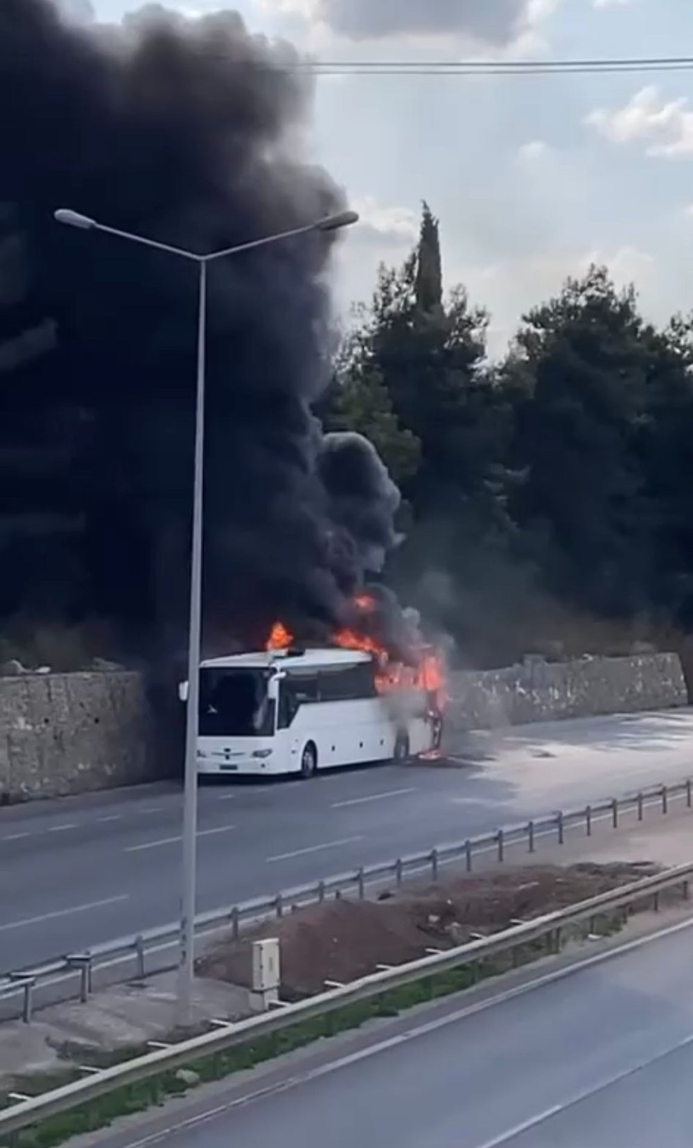 Servis otobüsü seyir halinde iken alev aldı!