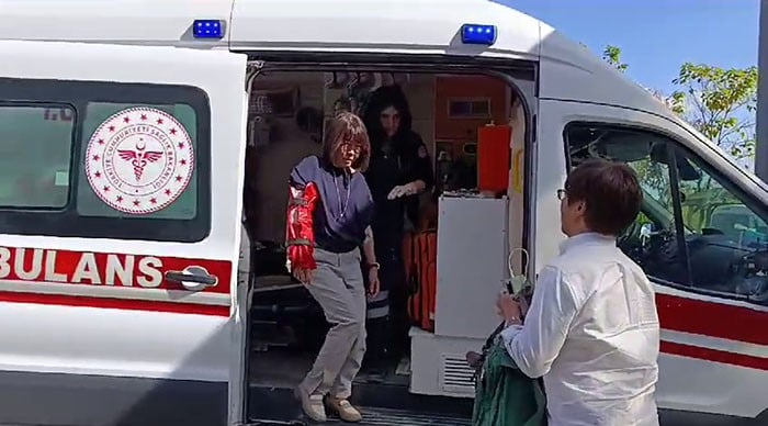 turist-kafilesini-tasiyan-otobus-devrildi-cok-sayida-yarali-var-yenicag-3.jpg