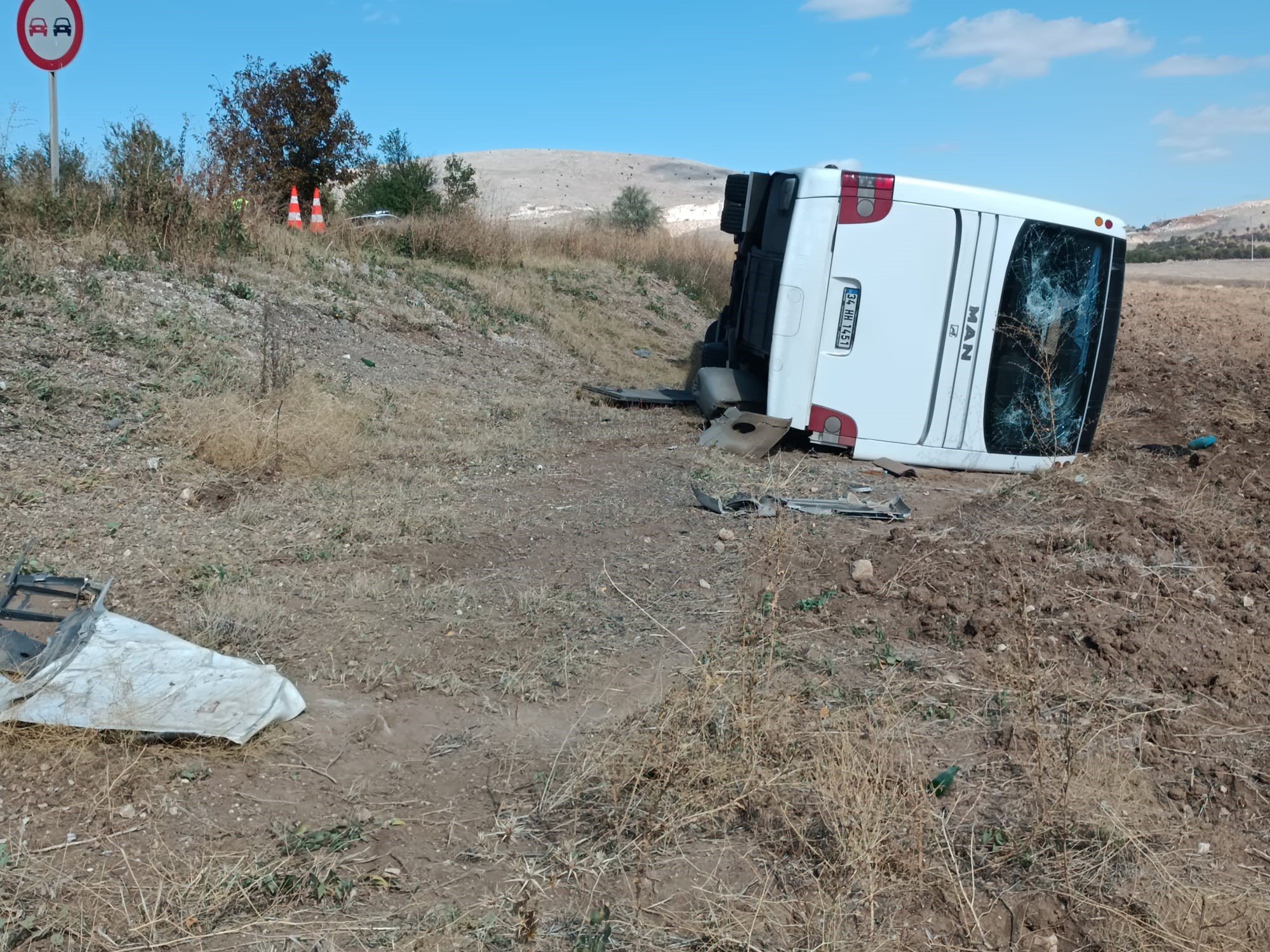 turist-kafilesini-tasiyan-otobus-devrildi-cok-sayida-yarali-var-yenicag-8.jpg