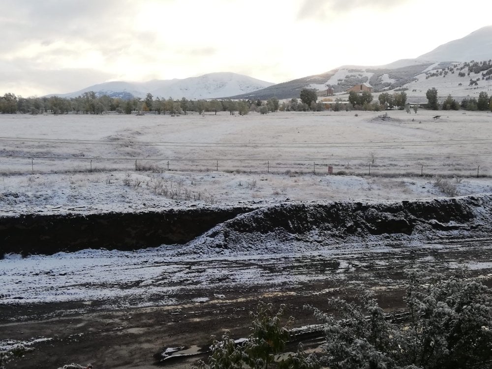 Erzurum kent merkezine mevsimin ilk karı yağdı