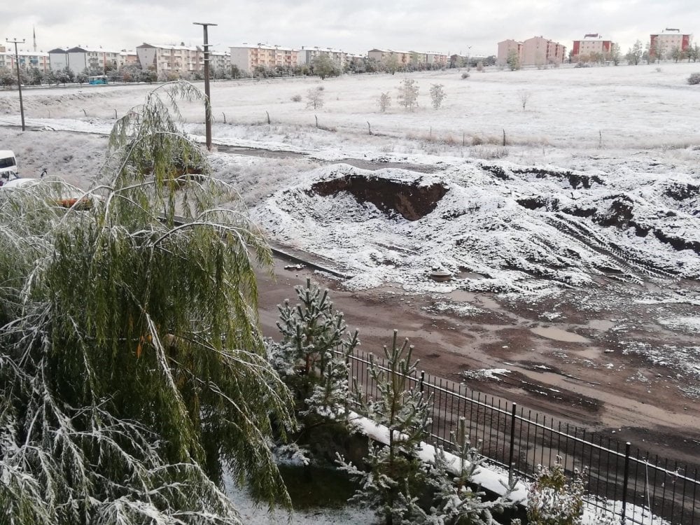 Erzurum kent merkezine mevsimin ilk karı yağdı