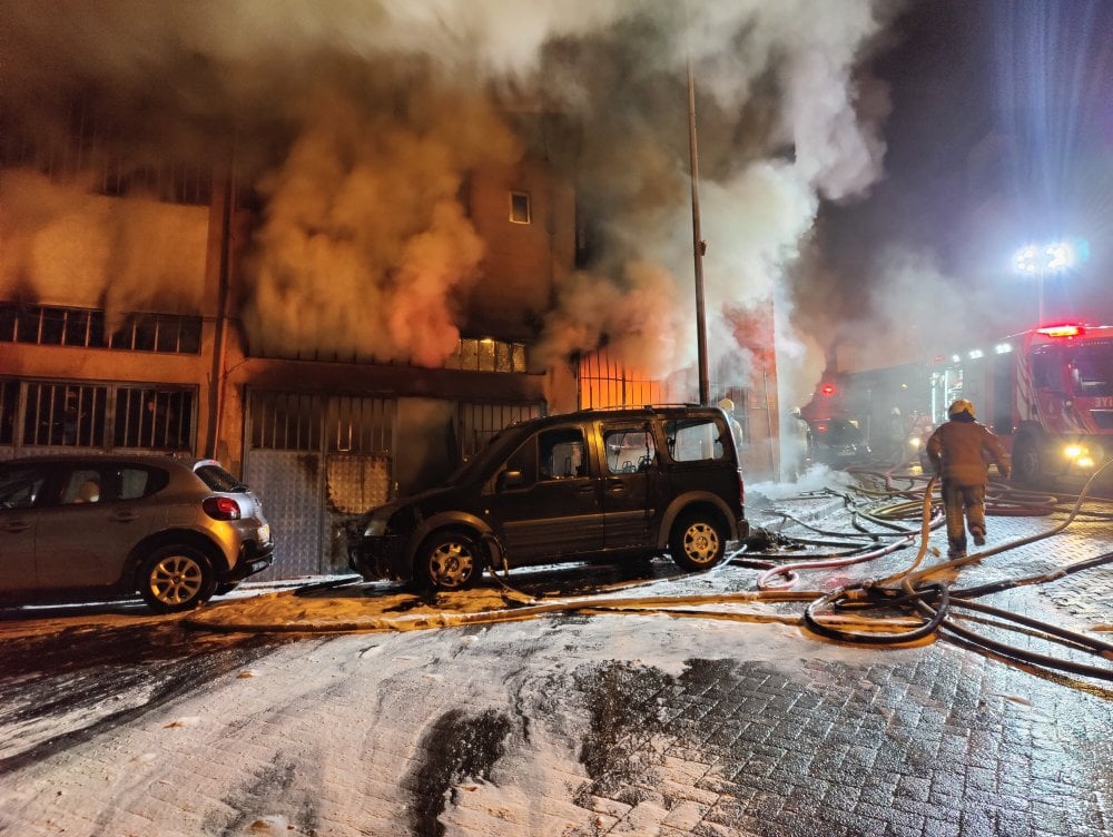 İstanbul Beyoğlu'nda yatak imalathanesinde yangın