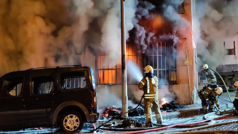 İstanbul Beyoğlu'nda yatak imalathanesinde yangın