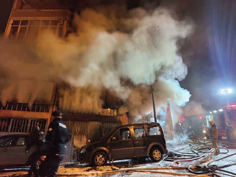 İstanbul Beyoğlu'nda yatak imalathanesinde yangın