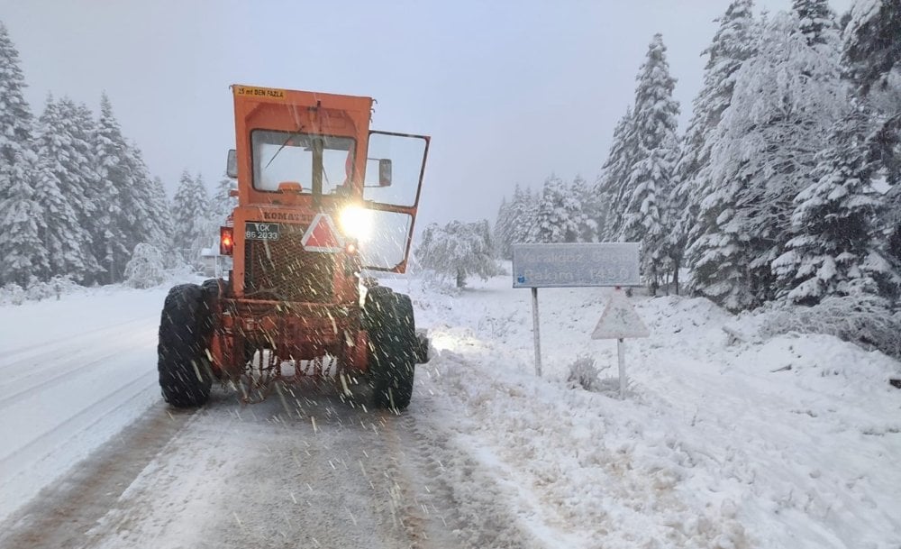 Kastamonu’daki kar yağışı sürücülere zor anlar yaşattı