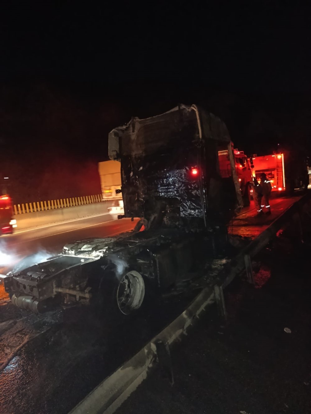 Mersin'de otoyolda TIR'ın alev alev yanması kamerada