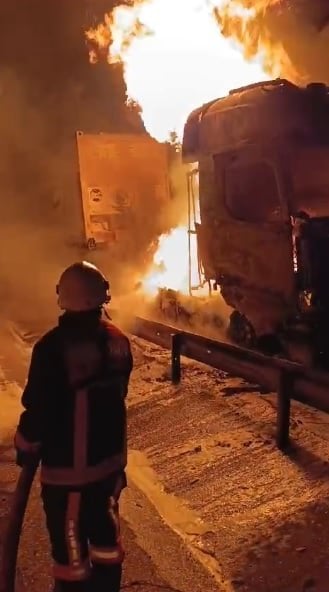 Mersin'de otoyolda TIR'ın alev alev yanması kamerada