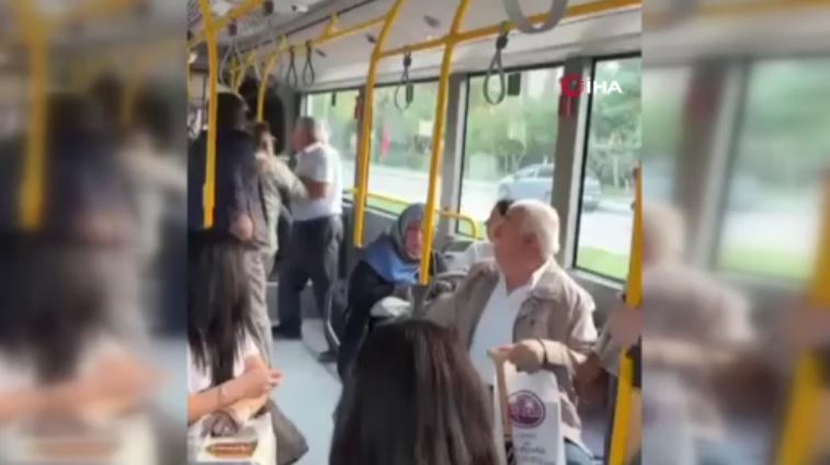 otobuste-basladi-sokakta-bitti-yolcu-ile-otobus-soforu-tekme-tokat-birbirine-girdi-yenicag-2.jpg