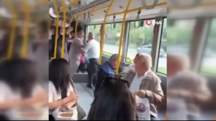 otobuste-basladi-sokakta-bitti-yolcu-ile-otobus-soforu-tekme-tokat-birbirine-girdi-yenicag-3.jpg