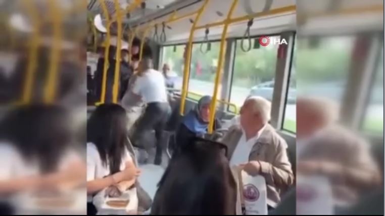 otobuste-basladi-sokakta-bitti-yolcu-ile-otobus-soforu-tekme-tokat-birbirine-girdi-yenicag-4.jpg