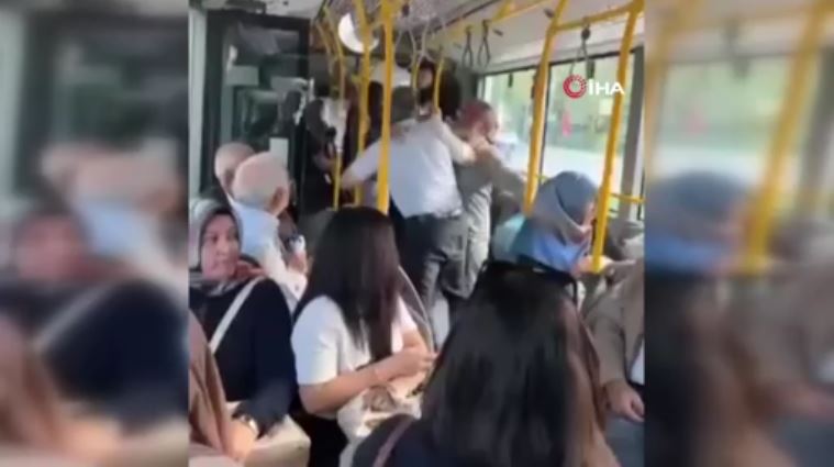 otobuste-basladi-sokakta-bitti-yolcu-ile-otobus-soforu-tekme-tokat-birbirine-girdi-yenicag-7.jpg