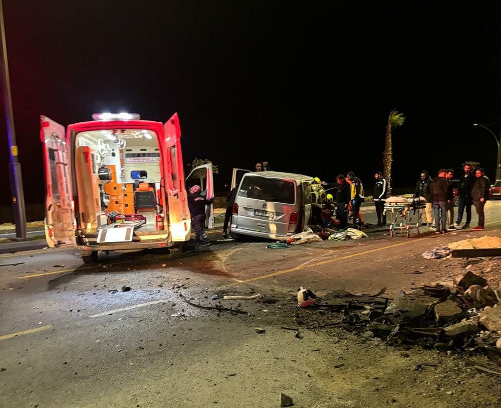 Balıkesir'de minibüs devrildi: 1 ölü, 4 yaralı