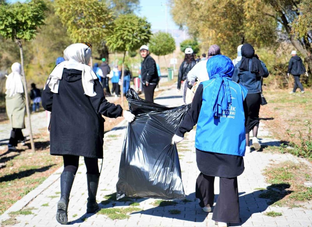 Muş’ta 500 genç el ele çöp topladı