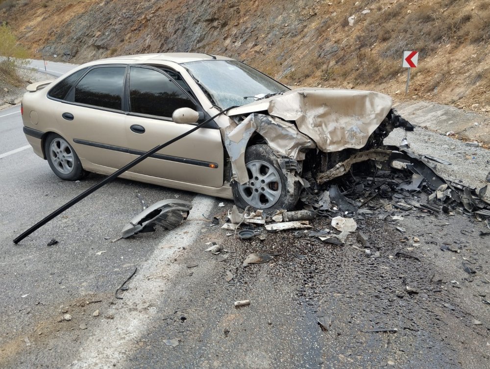 Otomobil ile minibüs kafa kafaya çarpıştı! 10 yaralı