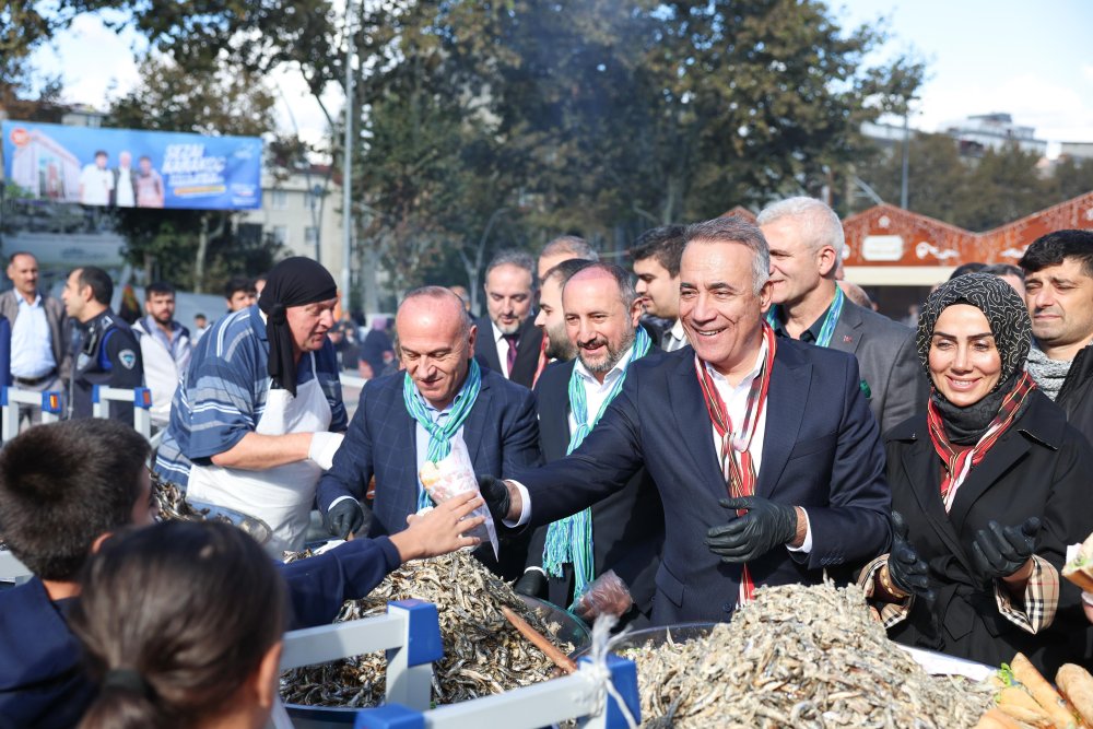 Sultangazi’deki Hamsi Festivali’nde 2 ton hamsi dağıtıldı