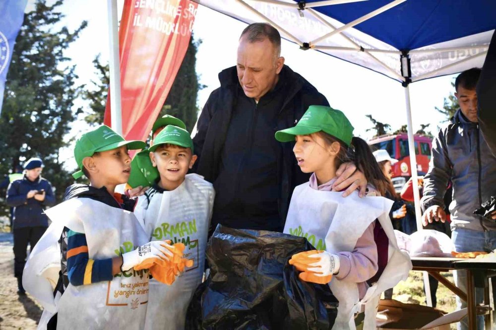 Balıkesir’de gençler orman temizliği yaptı