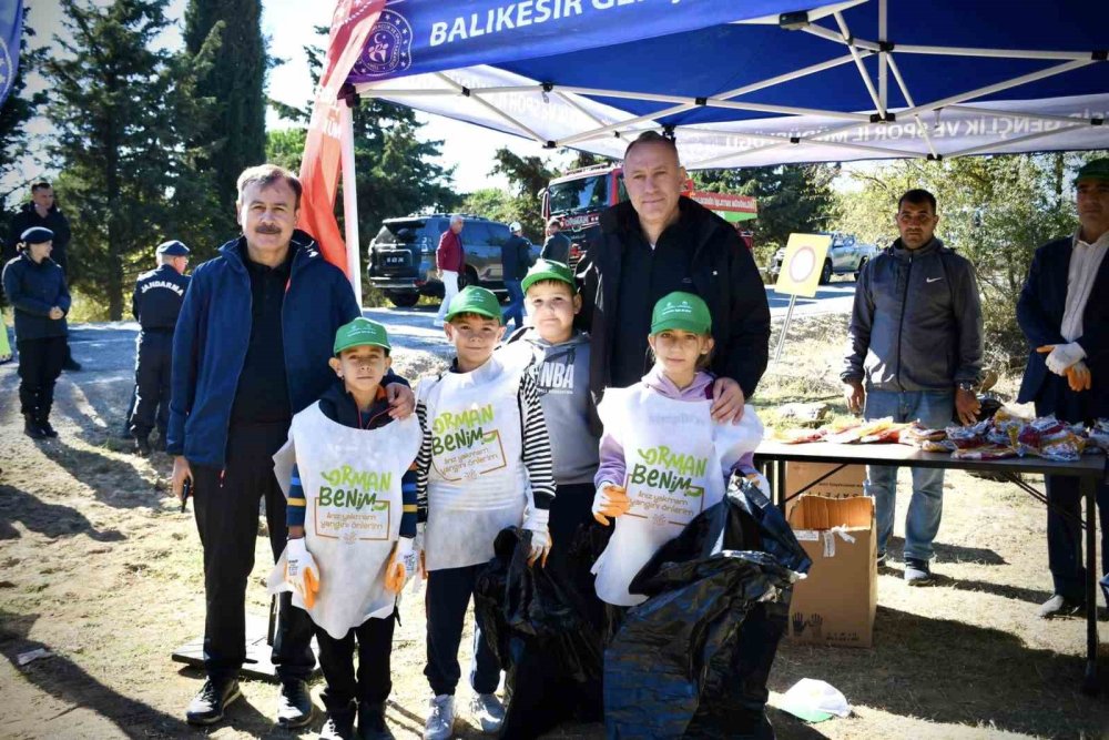 Balıkesir’de gençler orman temizliği yaptı