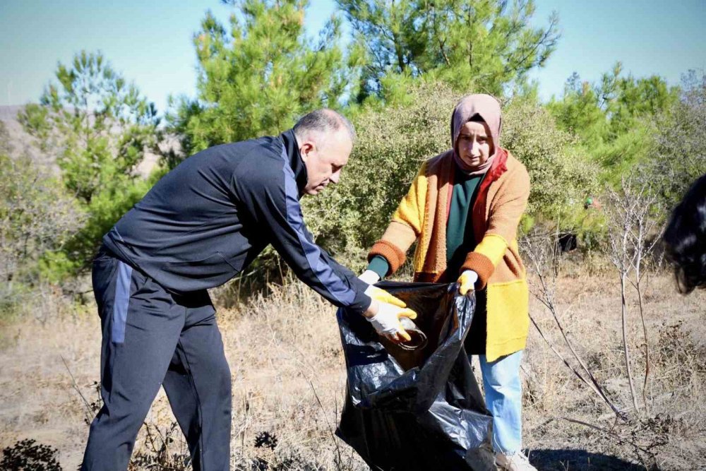 Balıkesir’de gençler orman temizliği yaptı