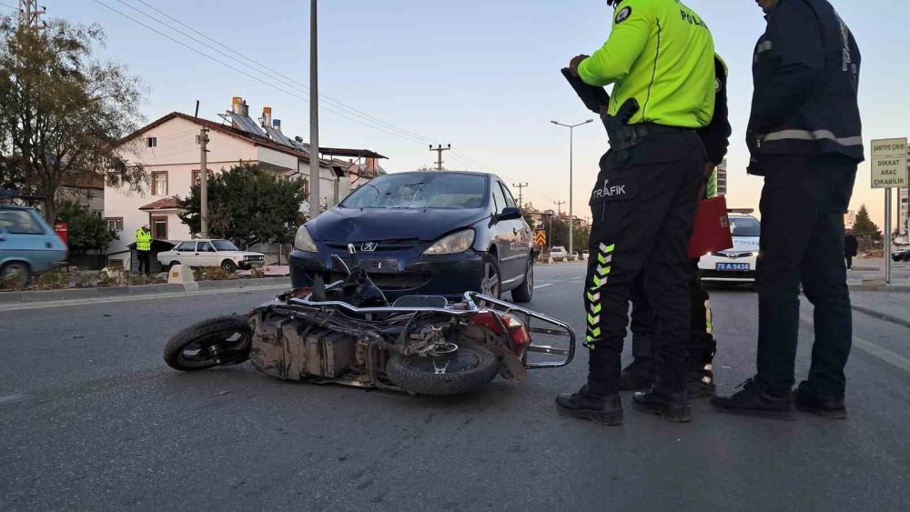 Otomobille çarpışan elektrikli bisiklet sürücüsü yaralandı