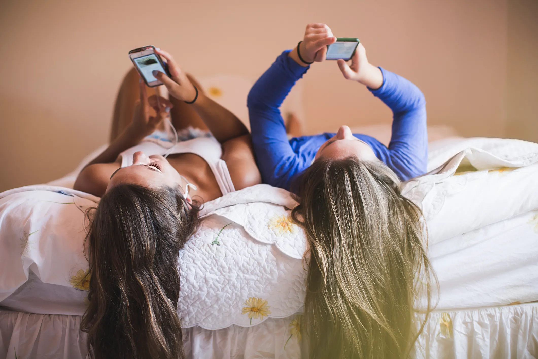 teens-on-phone-gettyimages-1295866781.webp