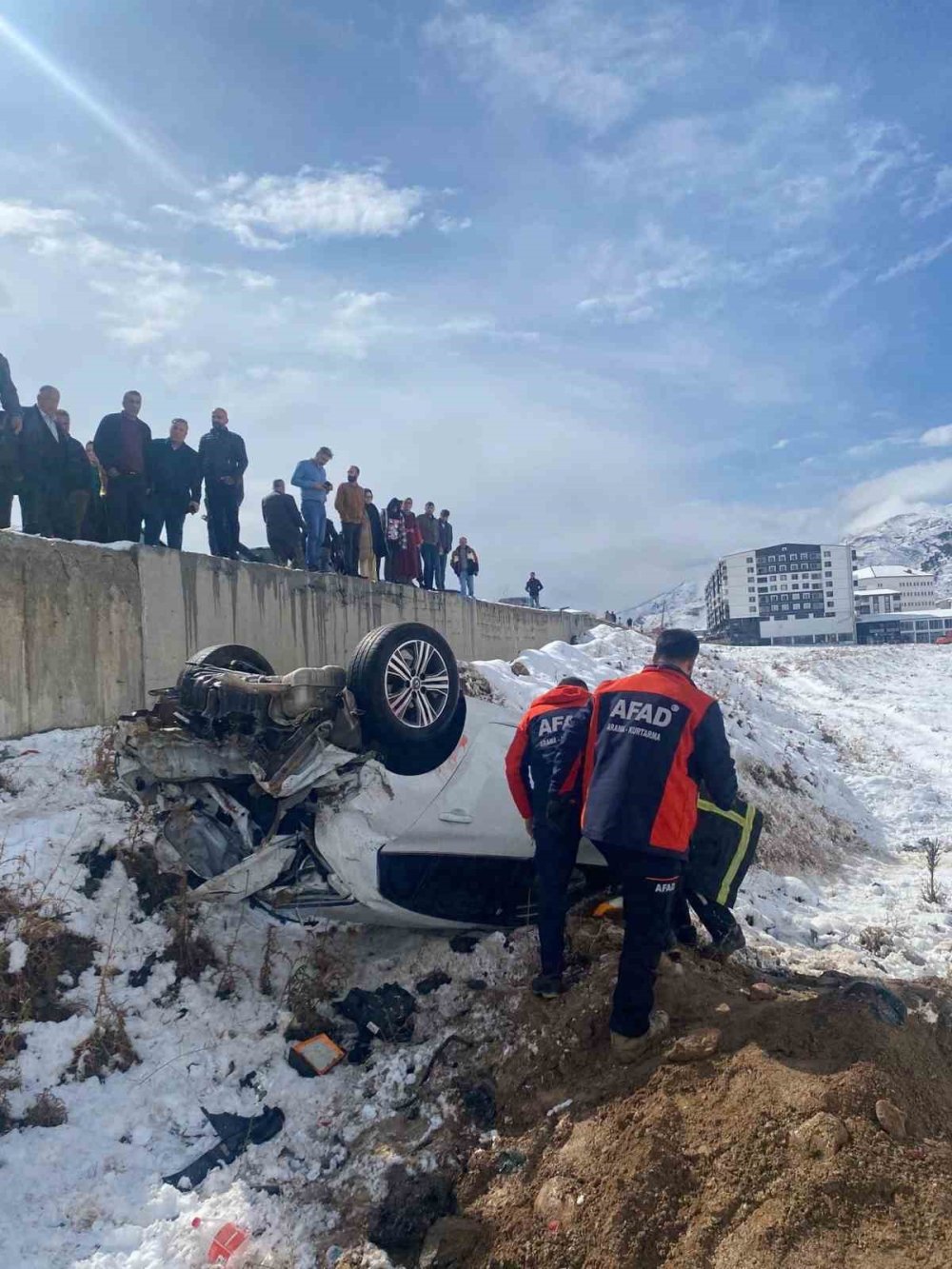 Bitlis'te kontrolden çıkan otomobil takla attı