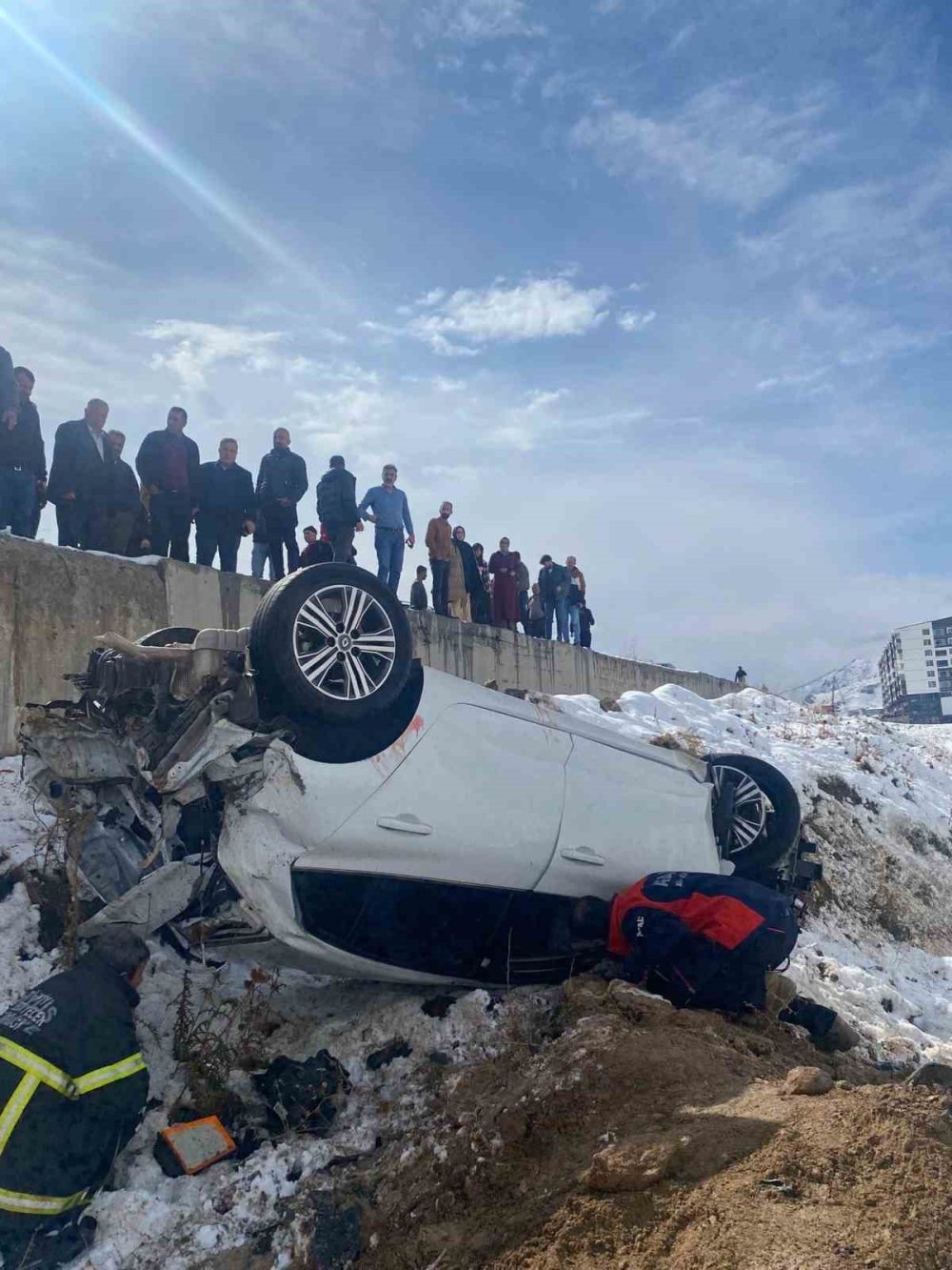 Bitlis'te kontrolden çıkan otomobil takla attı