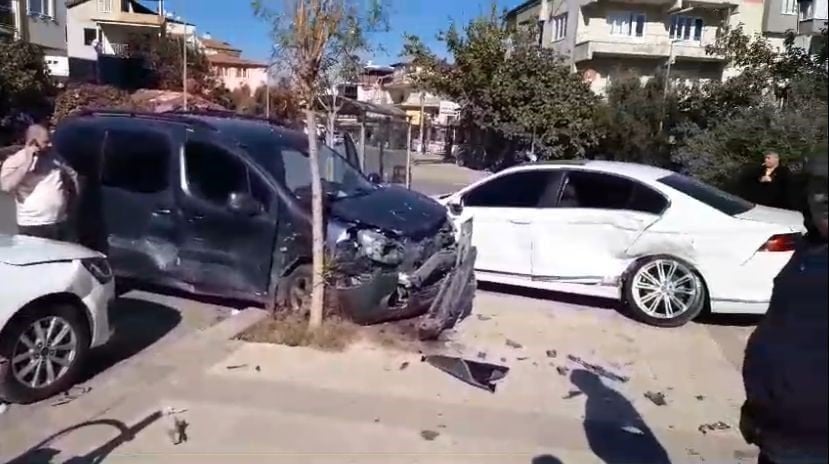 Kaza yapan kardeşine giderken zincirleme kazaya karıştı!