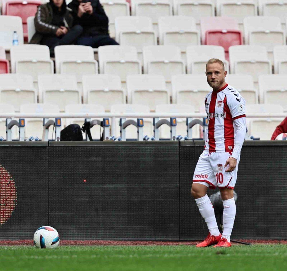 Sivasspor’da sakatlık şoku! Alex Pritchard'ın sağ arka adalesinde yırtık tespit edildi