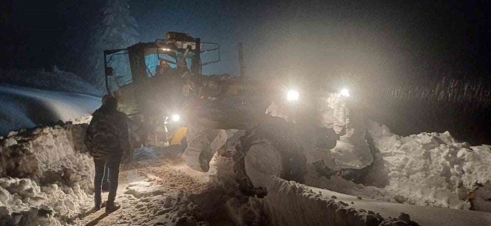 Trabzon’da kar yolları kapattı! Ekipler seferber oldu