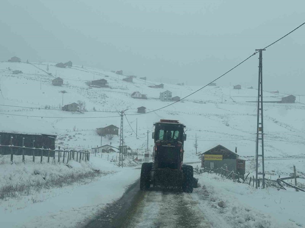 Trabzon’da kar yolları kapattı! Ekipler seferber oldu