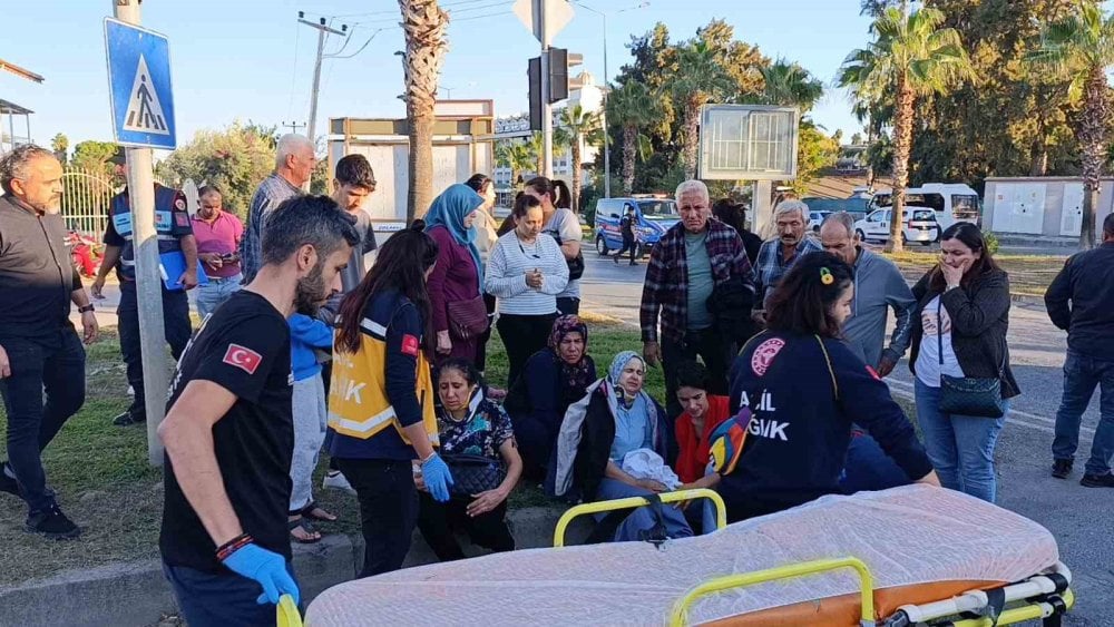 Antalya’da otel çalışanlarını taşıyan servis araçları çarpıştı! 13 yaralı