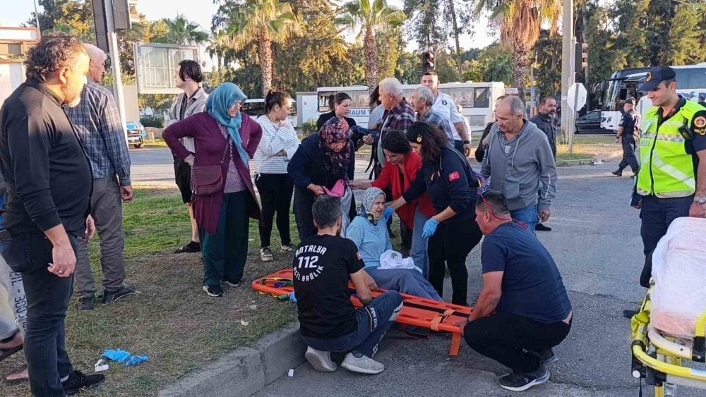 Antalya’da otel çalışanlarını taşıyan servis araçları çarpıştı! 13 yaralı