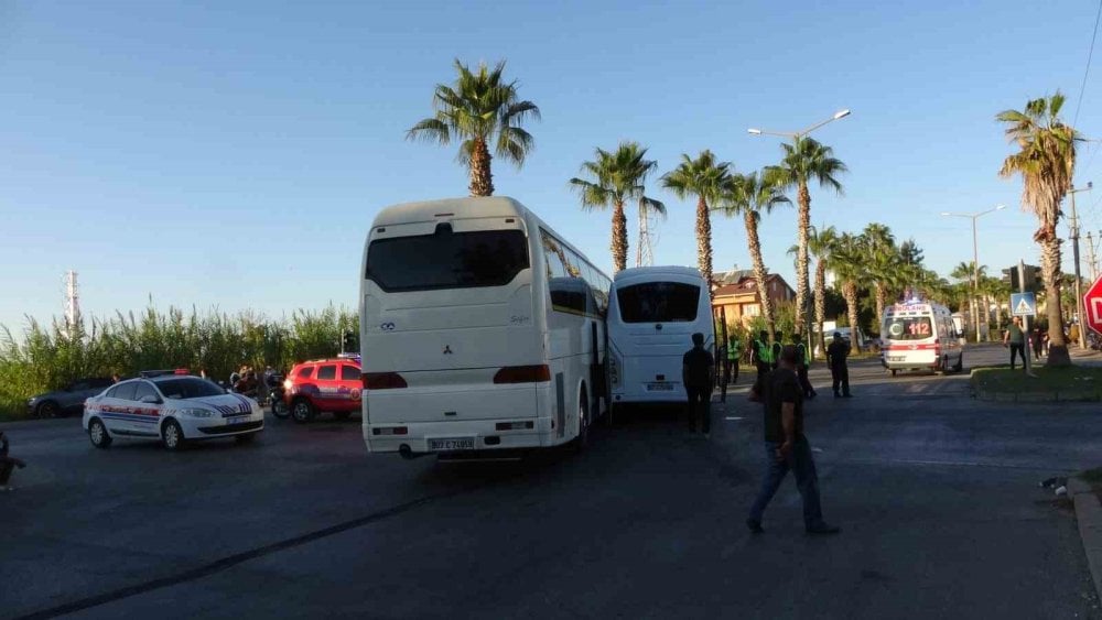 Antalya’da otel çalışanlarını taşıyan servis araçları çarpıştı! 13 yaralı