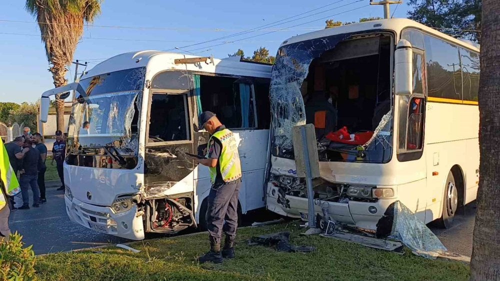 Antalya’da otel çalışanlarını taşıyan servis araçları çarpıştı! 13 yaralı