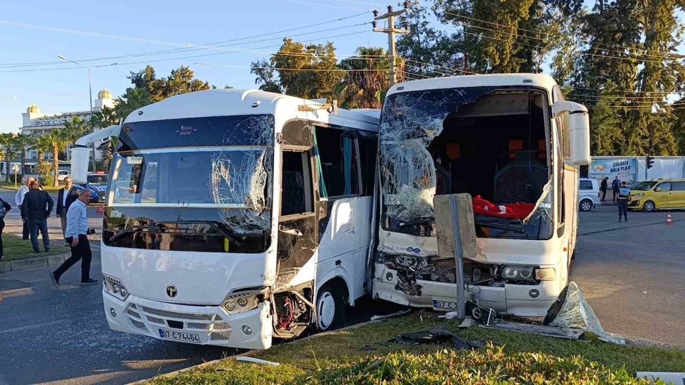 Antalya’da otel çalışanlarını taşıyan servis araçları çarpıştı! 13 yaralı