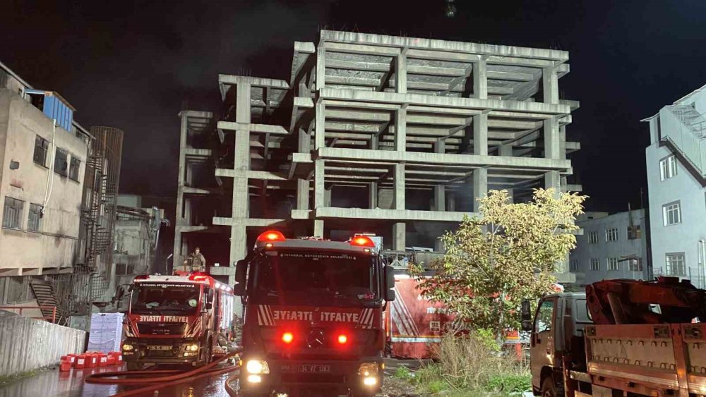 İstanbul Zeytinburnu’nda iş merkezindeki yangını söndürme çalışmaları saatlerdir sürüyor